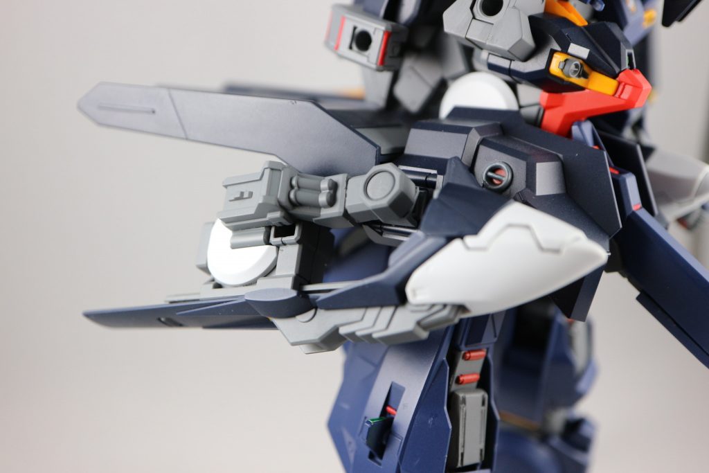 腰のフルドドⅡユニット接続は付属のパーツを改造。