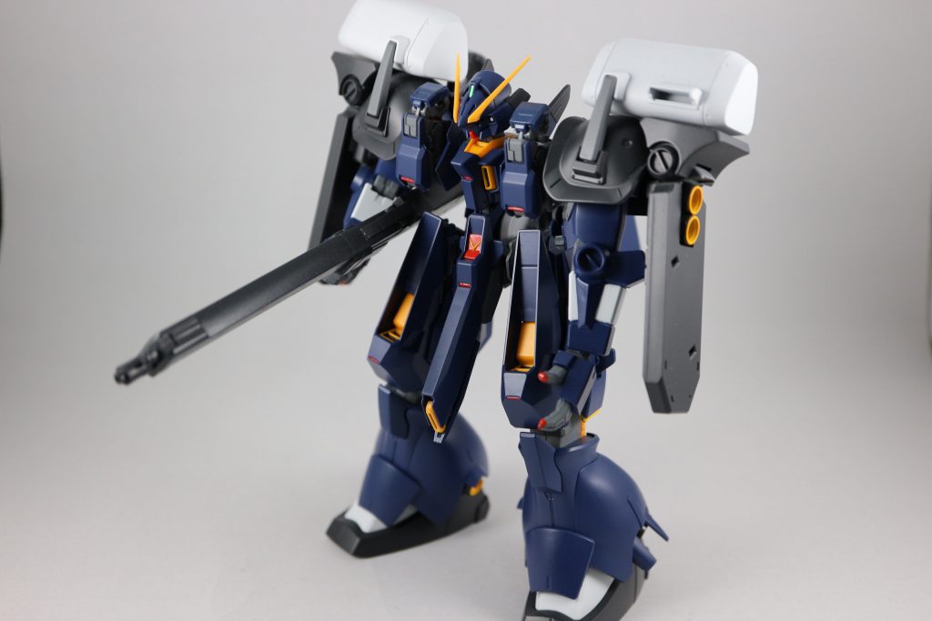 給弾ベルト付きのマシンガンがあるので大してポーズは取れません