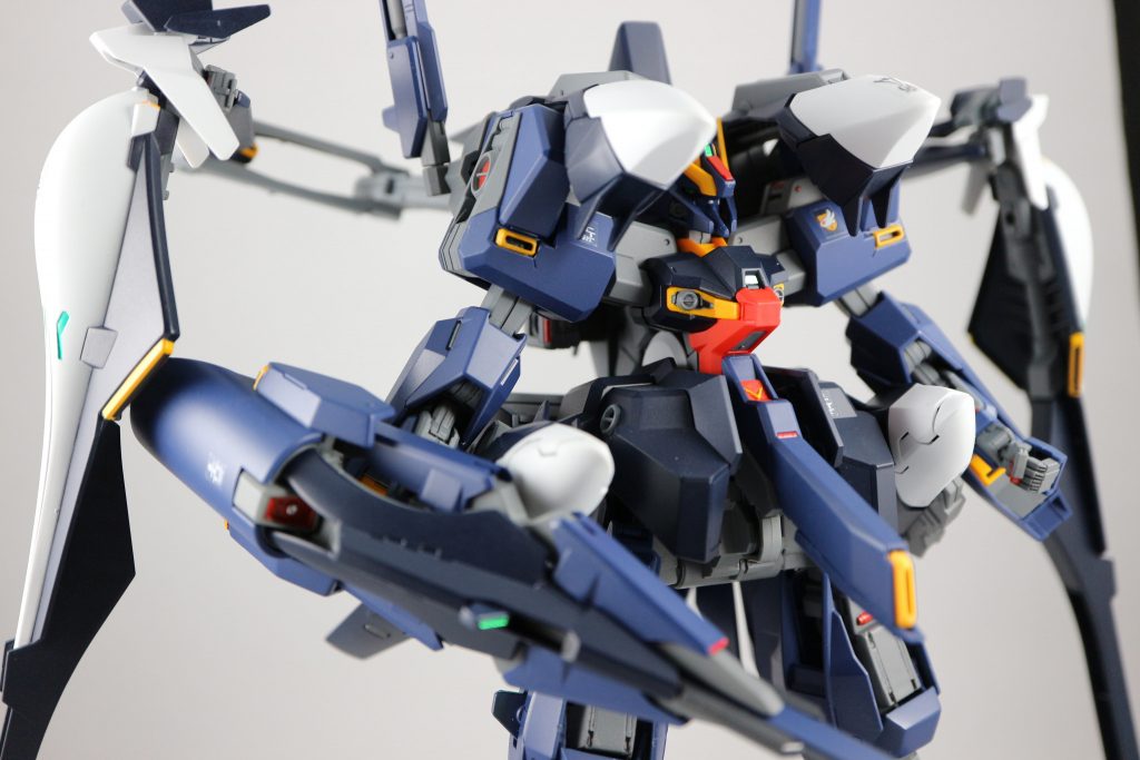 上半身。肩にフルドドⅡブースターユニット、腰にフルドドⅡクローユニットが付く第2形態です。Mk-V脚の設定画ではラー形態でも股間のブースターユニットは付きません。