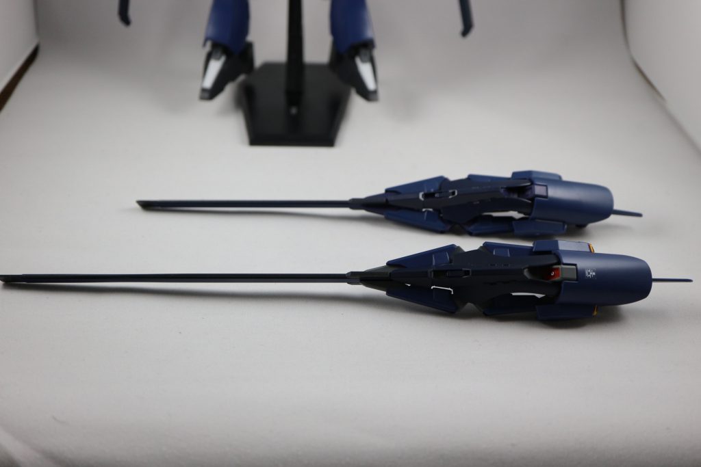 コンポジットシールドブースターのブレード延長。ニコイチ改造のためブレードを取られたものはクロー形態専用に…。