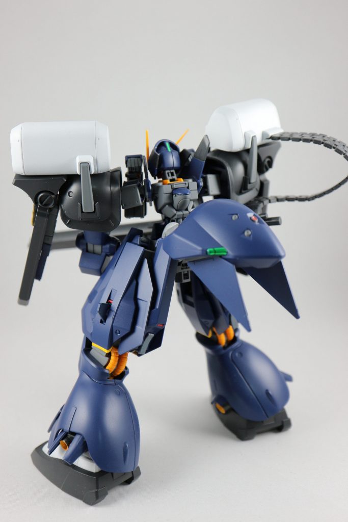 後ろ。膝関節の接続パーツはプレバン販売版のヘイズル改付属のものを使用していますが、そのまま使うと間延びしてしまうので削り込んでマラサイの膝関節パーツと組み合わせて使用。