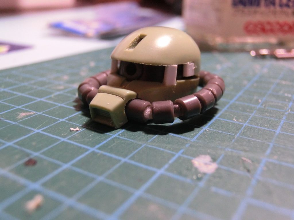 頭部はダクトの改修の他、モノアイ枠を狭めています。