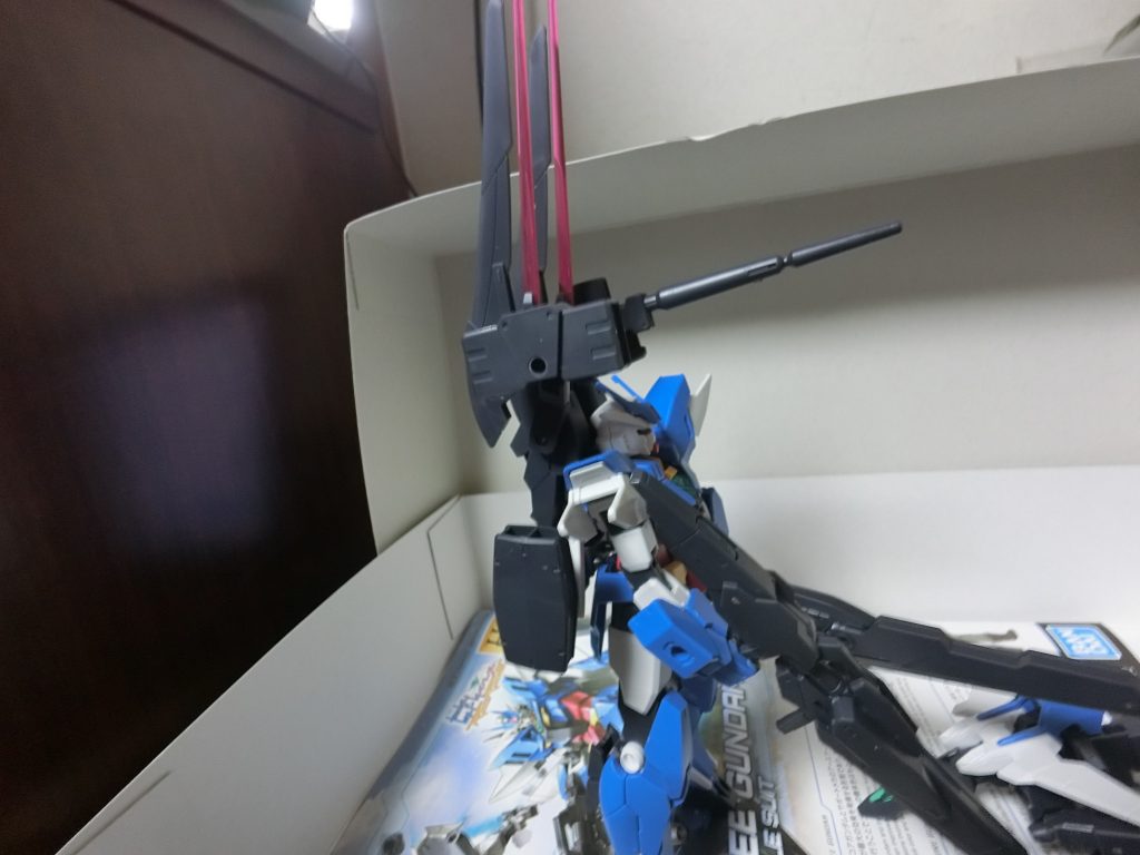 横から。なお、ツインブレイドにビームサーベルの刃を付けてるがこれはご自由で