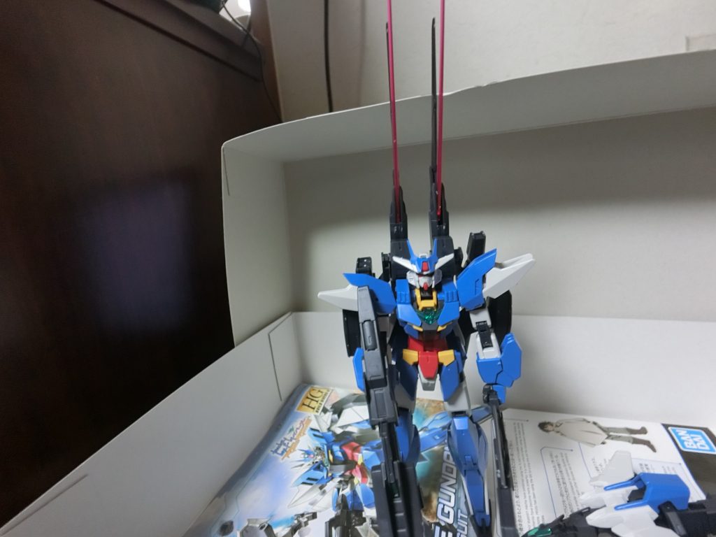 ダブルオースカイのラッシングモードっぽく射撃武器を下げてみた。手に持ってるバズーカ外してバリの構えやらせたらもっとそれっぽくなったか