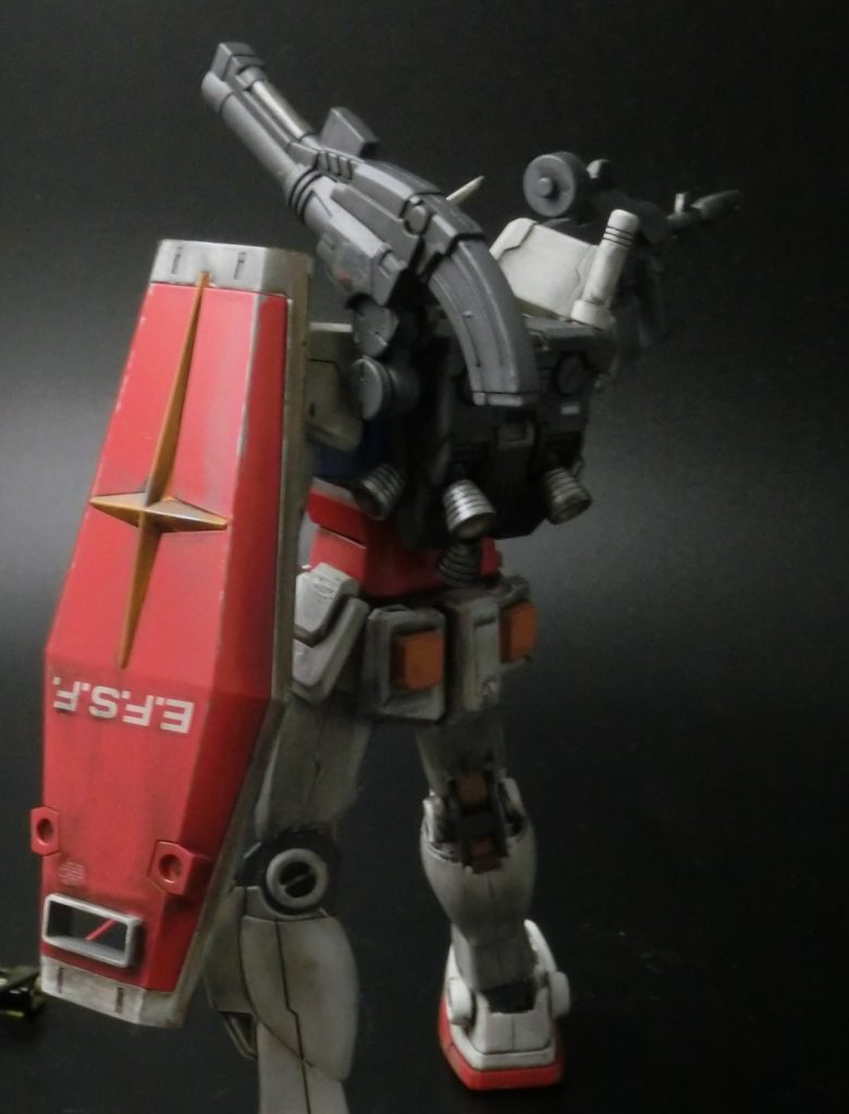 背面からのアングルです。
ショルダーバズーカーとランドセルはHG局地型ガンダムより拝借しました。