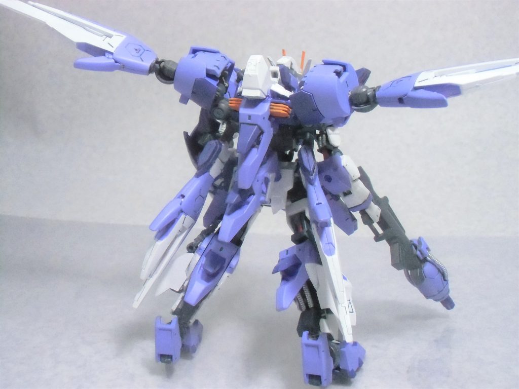 背面です。足のブースターを再利用したため、トゲトゲした雰囲気になりました。