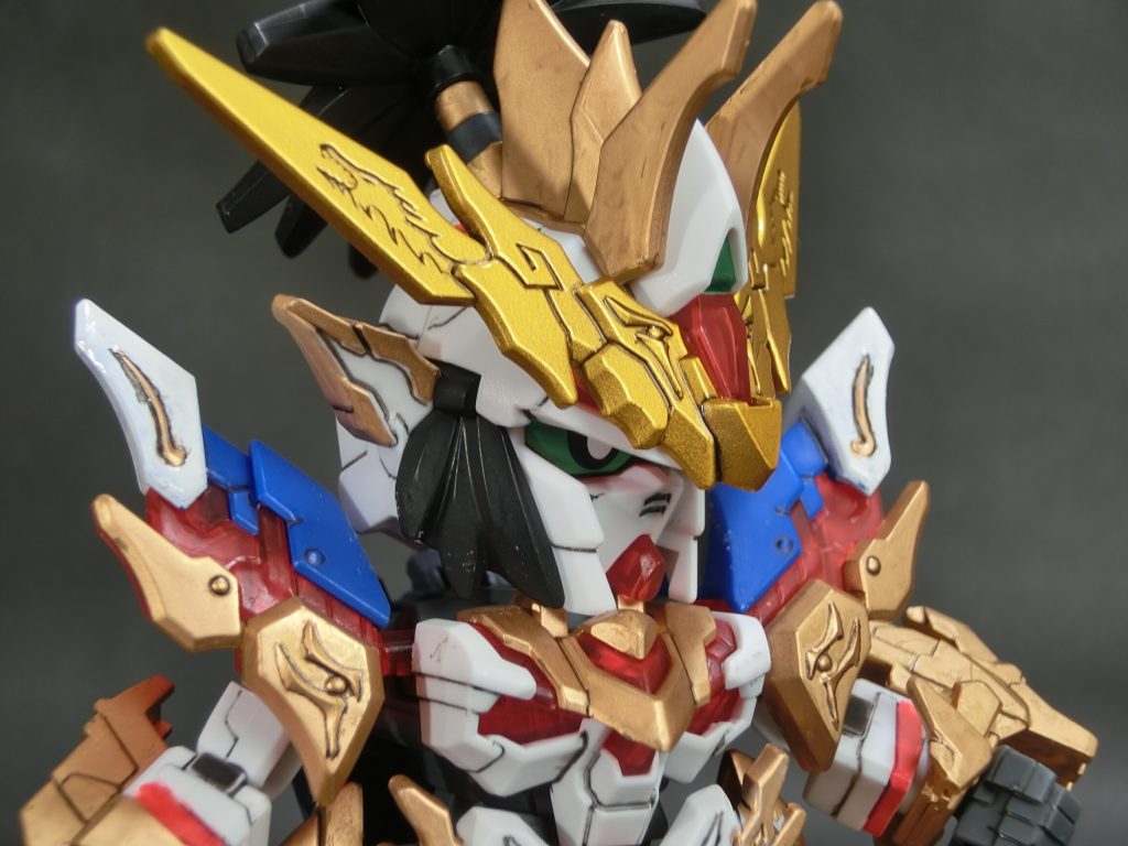 各部の金色はガンマカのレッドゴールドです。兜飾りのみ、旧来のBB戦士がメッキで主張を際立たせていたのを真似したく、キャンディ塗装に初挑戦。
GXウィノーブラック→CXレッドゴールド→クリアイエローと塗り重ねました。