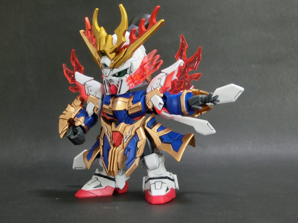ミキシングでスタビライザー風の腰布パーツを製作。先に製作した劉備と共通点を持たせるためジュエルシールを貼り付け、スタビライザーはそのままBB戦士ゴッド(No.242)のものを流用しています。