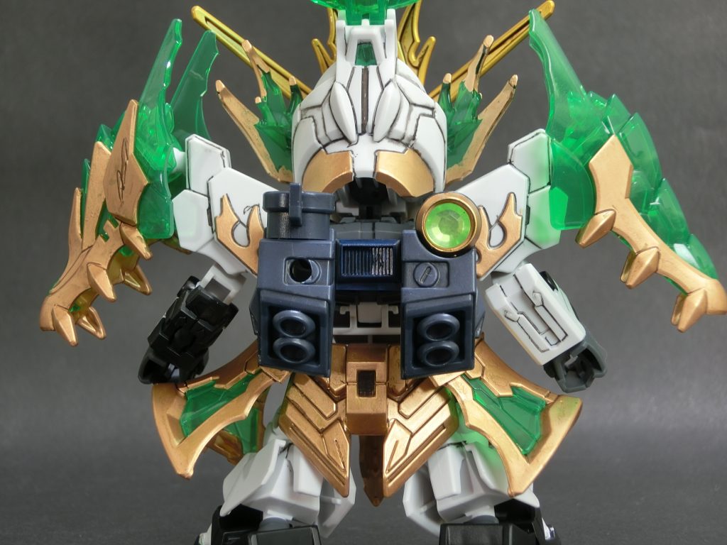 BB戦士νガンダム(No.209)から基部を持ってきて、ディティールアップパーツ+劉備・張飛との共通の意匠としてジュエルシールを貼ってます。