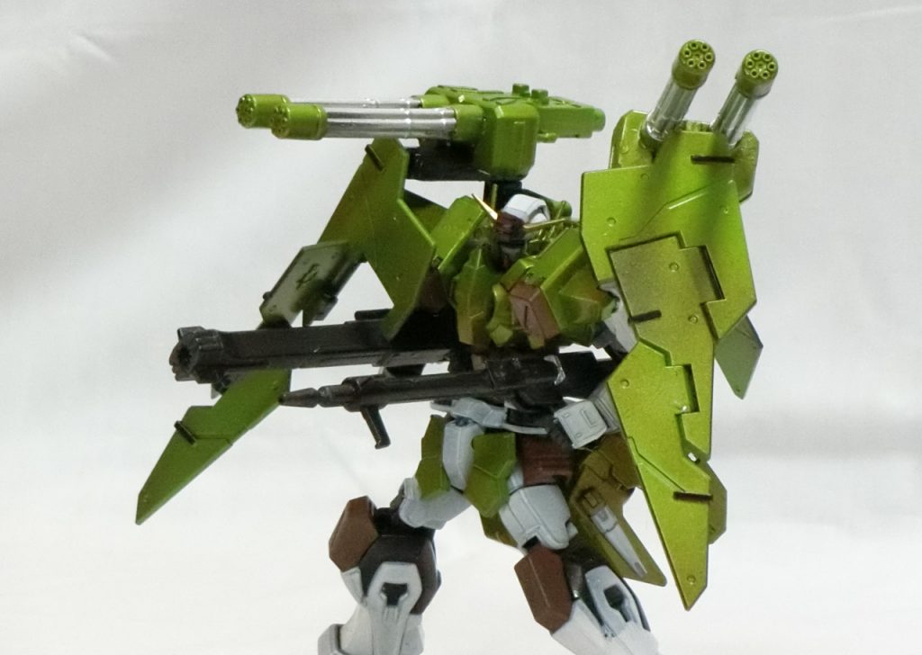 GNフルシールドはバックパックにアームを介して接続する方式に変更。狙撃ポジションに依らず任意に可動し防御姿勢を取る。