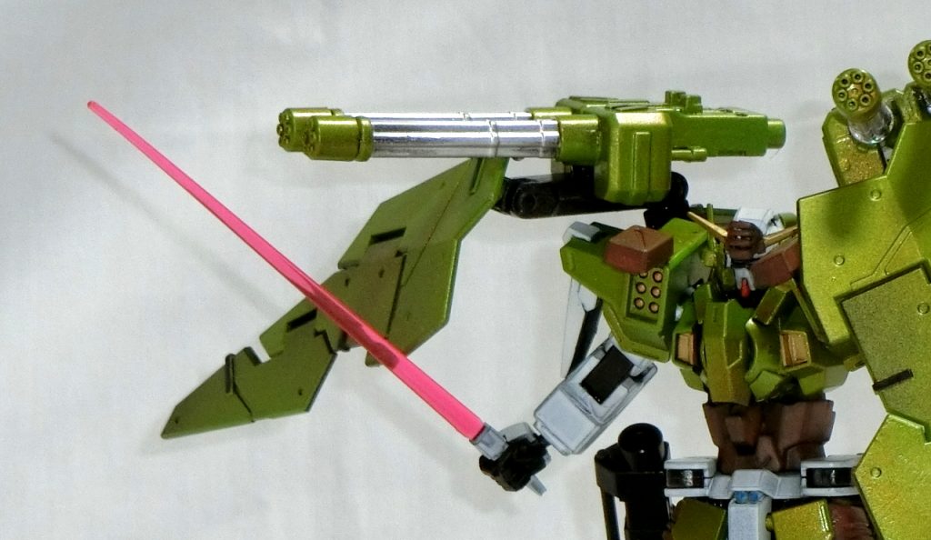 肩のミサイルと腰GNバーニア脇のビームサーベルで接近してきた相手にも対応！