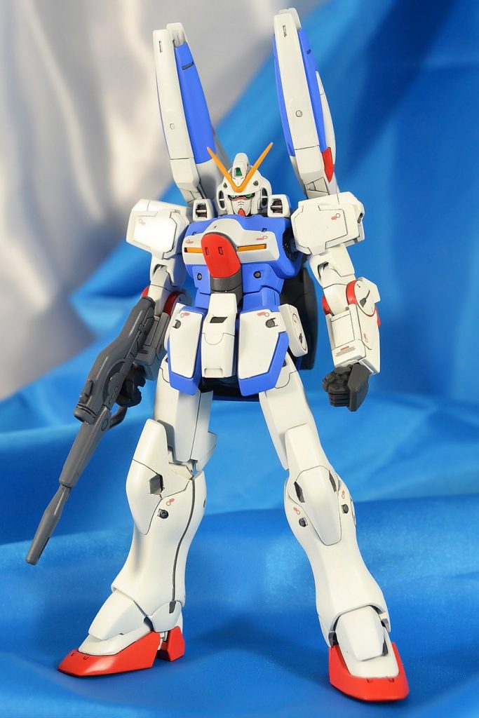 ■工作内容
頭:トサカ部の合わせ目消し、顔パーツを0.3mm前方へ引き出し。
胴体:首ジョイントの取り付け位置を1mm上昇。PC隠しパーツ製作。
腕部:V2ガンダムの肘パーツに変更。ビルドナックルズを使用。
脚部:太腿パーツを連結、内部のロールジョイントのみで可動。足裏肉抜き埋め。
武器:銃身に回転機構を追加。(片方のみ)
 
その他、武装類は合わせ目消し。