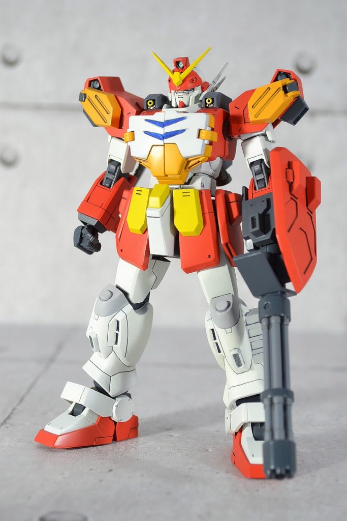 工作内容
■頭部
・旧キットをベースにHGUC陸戦ガンダムの顔・頬あてを移植。
・アンテナはシャープ化。
■胴体
・陸戦ジムをベースに、胸部を切断し旧キットのものを移植。
・胸部ハッチ裏を肉抜き埋め、およびモールド追加。
・肩部マシンキャノン、バックパックも同様。バーニアノズルは市販パーツに置き換え。
 
■腕部
・旧キットの肩にポリキャップの受け、ボールジョイントを取り付け。
・プラ板で幅増し。
・ミサイルハッチ基部をポリパーツに置き換え。および0.5mm幅増し。
・バーニアノズルを市販パーツに置き換え。
・腕部は陸戦ジムを使用。右腕のみ、アーミーナイフを基部事移植。
・手首ジョイントから1mmカット。
・四角状のバーニアパーツを手首隠しに使用。
・ビルドナックル使用。
 
■腰部
・陸戦ジムをベースに旧キットからスカートパーツを移植。
・フロントスカートは5mm延長。
■脚部
・太もも2mmカット。
・スネを旧キットから移植。ポリキャップを内蔵し、陸戦ジムの関節規格に合わせ。
・ヒザのバーニアを市販パーツに置き換え。
・足裏の肉抜き埋め。
 
■武装
・ガトリング基部はプラ板で作り起こし。
・取り付けにはHGUC規格の手首ジョイントを使用。
・砲身はHGUCグフカスタムのものをそのまま使用。