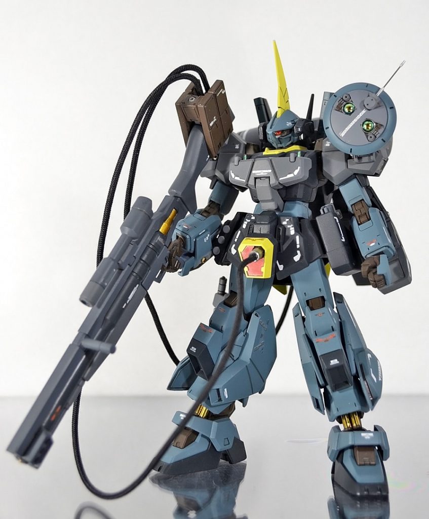 ■頭部
・バーザムの頭部そのまま使用。トサカのシャープ化、バルカンポッドの肉抜き埋めをした程度。
■胴体
・Mk-Ⅱの胸部中央のブロック部分を削り込み、ジムスナイパーK9の胸部アーマーパーツを接着。
・バックパックにはメタルバーニアを使用。
■腕部
・ジェスタキャノンの肩パーツをそのまま使用。左肩のみネオジム磁石内臓。
・左肩用装備となるレドームユニット製作。ビルダーズパーツを組み合わせ。磁石による脱着が可能。
・レドーム部分にHQパーツ社の「NRアンテナS」、「SPプレート」、および「ルミドーム」を使用。
・MK-Ⅱの肩パーツも製作。
・右腕にはビルドブースターMk-Ⅱの増加パーツをそのまま使用。
・左腕にはジェスタキャノンの増加パーツを切り出し、3mmプラ棒にで取り付け。
・各部にメタルパーツを使用。
■腰部
・フロントアーマー中央部にバーザムのパーツを切り出して接着。◎モールド部にピンバイスで1mm開口。
・右側にはジェスタキャノン付属のパーツを接着。
・左側にはジムスナイパーK9付属のハンドガン、およびボックスを接着。
・リアスカート部にバーザムのパーツを接着。肉抜き埋め。
・左右のフロントアーマーはプラ板で裏打ち。
■脚部
・バーザムのスネ、ふくらはぎパーツを加工してMk-Ⅱの脚に取り付け。この際Mk-Ⅱの左右のふくらはぎパーツは使用せず。
・生じた隙間はビルダーズパーツMSアーマーを使用して密度アップ。
・両サイドから飛び出るバーザムのパーツは裏打ち。
・バーザムパーツのスラスター部分はタガネで彫り直し。
・ふくらはぎ内部にバーニアパーツ接着。
・右脚のみ、ジムスナイパーK9付属のナイフ、およびマウントユニットを接着。
■追加バックパック
・ビルドブースターMk-Ⅱをベースに、プロペラントタンクを製作。ウェーブ社の「G・タンクS」を使用。
・干渉部分の形状変更。
・メタルパーツ使用。
■武装
・大型スナイパーライフルはジムスナイパーK9付属のものそのまま使用。
・エネルギー供給ユニットを自作。ビルダーズパーツMSアーマー等を使用。ライフル後部の3mmジョイントへ取り付け。
・EN供給用ホースはHQパーツ社「メッシュワイヤー2mm」を使用、ただし中のワイヤーは抜き取っています。
・スコープ部分に「ルミドーム」使用、そのたメタルパーツ取り付け。
・MK-Ⅱ付属のライフル、およびシールドも製作。ストレート組みのままです。
■その他
・アクリルベース製作。