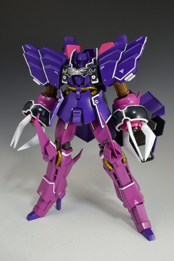 工作内容
・仮組み。
・股関節の軸と、一番破損しやすいというヒザ関節に真鍮線を通して補強。
・モノアイはHアイズに変更。
・肩アーマーに丸モールド埋め込み、四角のバーニア状のモールドは削り取って市販パーツに変更。
・クローや脚部のブレード上のパーツをシャープ化。
・足裏の肉抜き埋め。
・電飾内蔵。
・ゲート、パーティングライン、合わせ目消し、ヒケ処理(400~1000番ペーパー使用)。
・サーフェイサー吹付け。
・塗装~仕上げ。