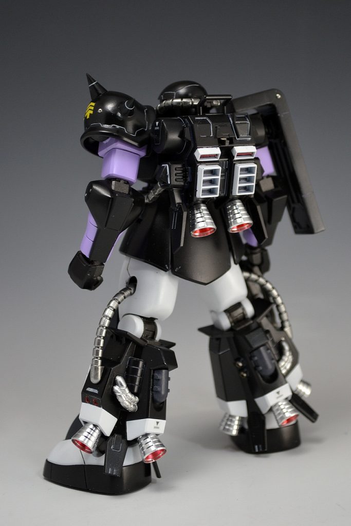 ~塗装(Mr.カラー使用)~
黒:ウイノーブラック
白:クールホワイト
紫:パープル+ホワイト
膝など:ファントムグレー
関節など:黒鉄色+マルーン(極少量)
ヒートホーク:パープル
ヒートホーク刃部:黄橙色
動力パイプ:ブラック→メッキシルバー
墨入れ(タミヤエナメルカラー使用)
白:ブラック
黒:ホワイト