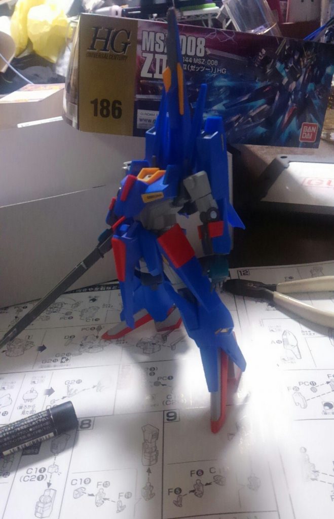 頭部や肩アーマーの塗装をする前に、スタイルを確認するために撮ったものです。