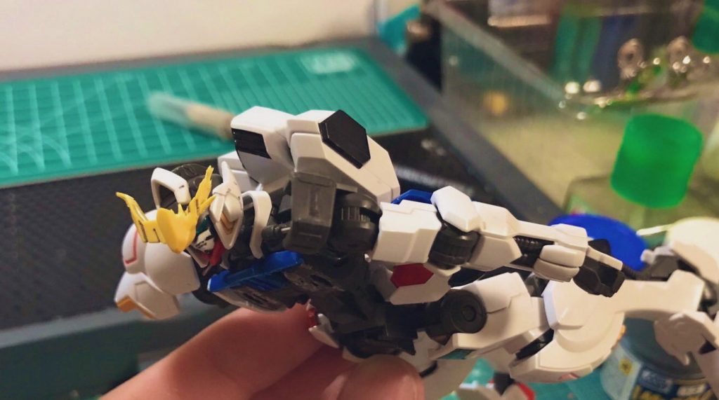 胴体と脚部を中心に大胆にカット!
写真の時点ではまだ胴体のみですが…💦