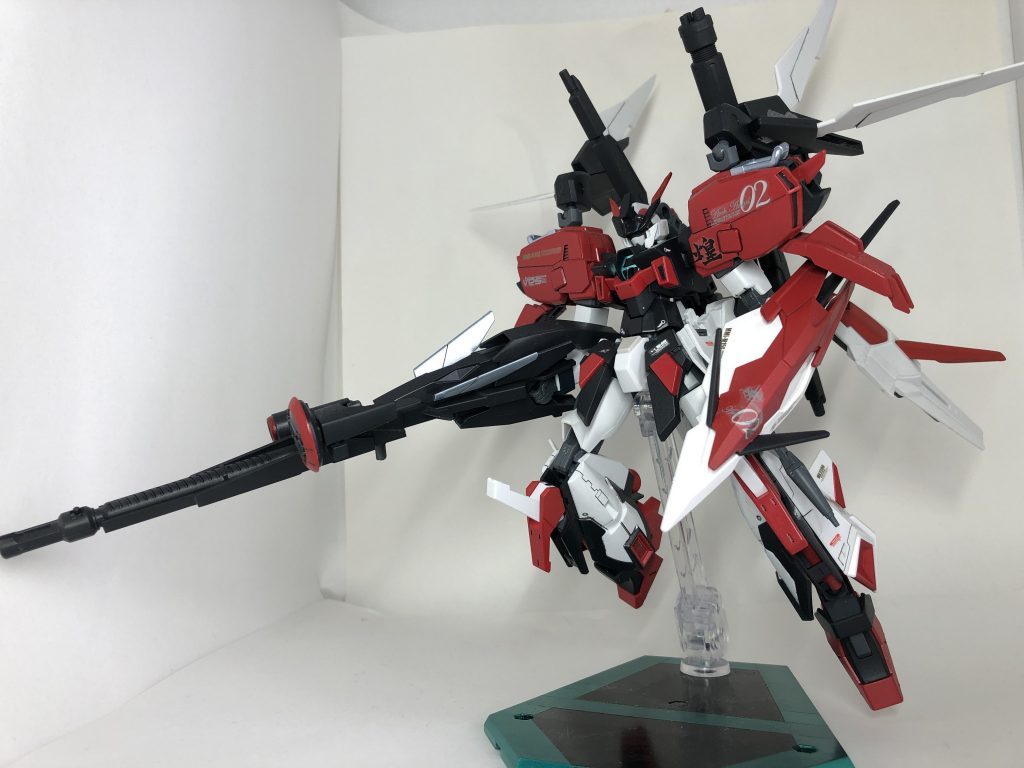 射撃特化型
背部ウェポンラックの武装をビームランチャーとビームガトリングに変更し、腰部にビームマシンガンを装備した形態
更にバスターランチャーを手持ちで装備している