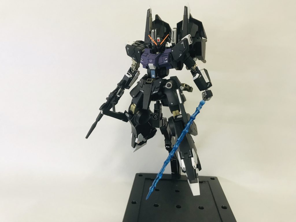 ビームサーベル。
キットには付属してないのでビルダーズパーツを用意しました。大きなMSなので1／100用です。