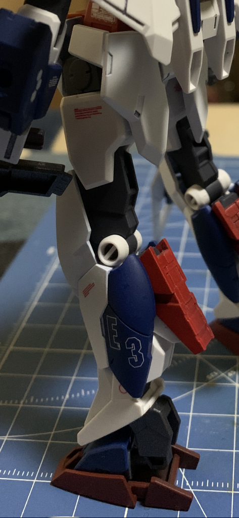 アースリィアーマーの左脚にはEARTH(地球)とTHREE(3)で「E3」に。