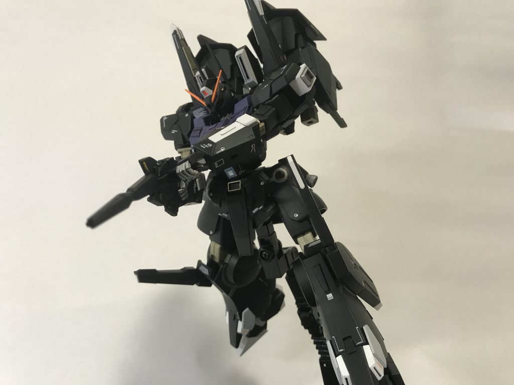 ドュボーン！
ネオジオングへの一撃はホントかっこよかった😊
関節はゴールド、ハンドパーツはシルバーにしております。