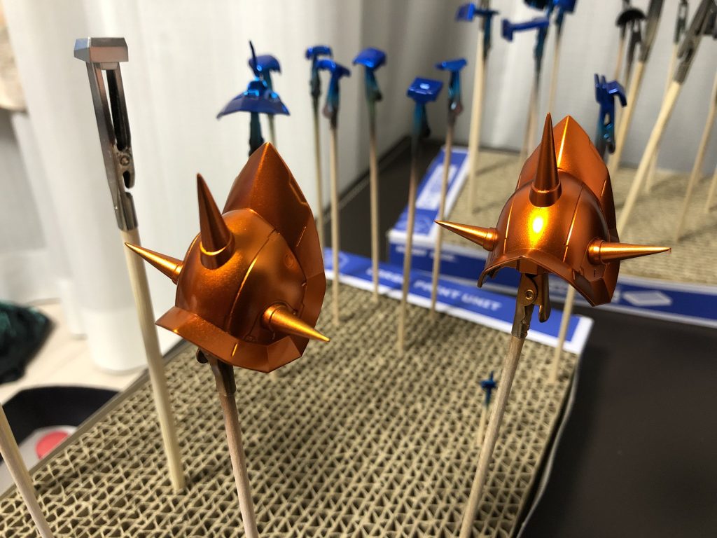 肩のスパイクだけ少しこだわり、スターブライトシルバーの後にクリアオレンジを重ねてからクリアレッドを乗せてみました。↓クリアレッド塗装後。