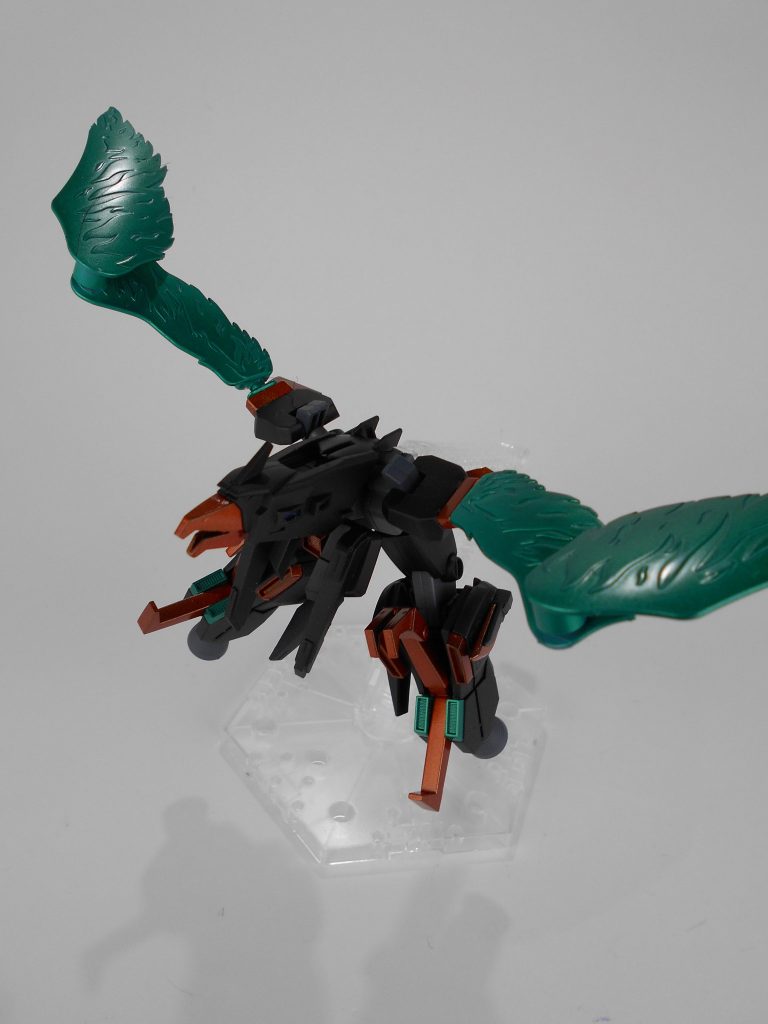 ソラトライオン改・「フェニクトライオン」。脚部にスラスターを追加して機動力をさらに向上させて、撹乱といったサポートに徹しています。