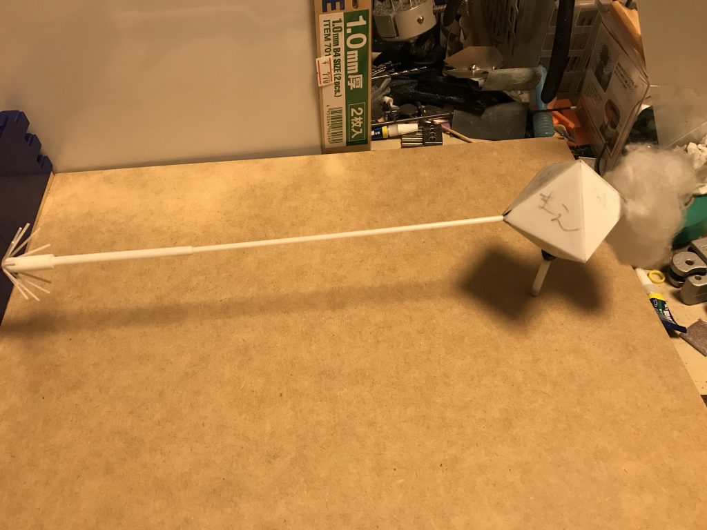 正八面体のラミエルをプラ板で作ってみました。
あまり大きく作ると遠近感がないし、まず気づかれて攻撃してくるから小さめに作りライフルの射線上に合わせて大きさを決めました。
ブロックからラミエルまではめちゃくちゃ離れています。