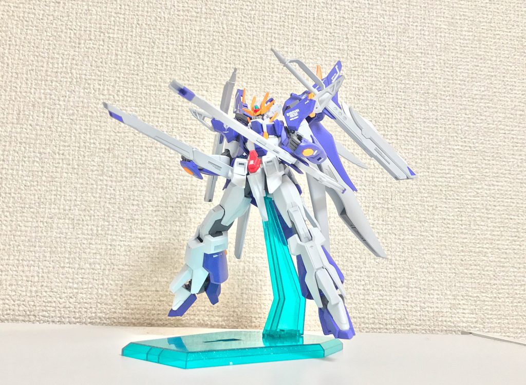 GNケルベロスⅡ腰部ビーム砲。デスティニーガンダムの高エネルギー長射程ビーム砲に相当する武装であるが、腰部に移設されたのに際してフリーハンドでの運用も可能にしているなど、小回りの利く仕様になっている。GNドライヴと直結していた前世代機のGNロングレンジカノンと比較して最大火力では劣るものの、速射性や連射性、継戦能力では大きく優っている。