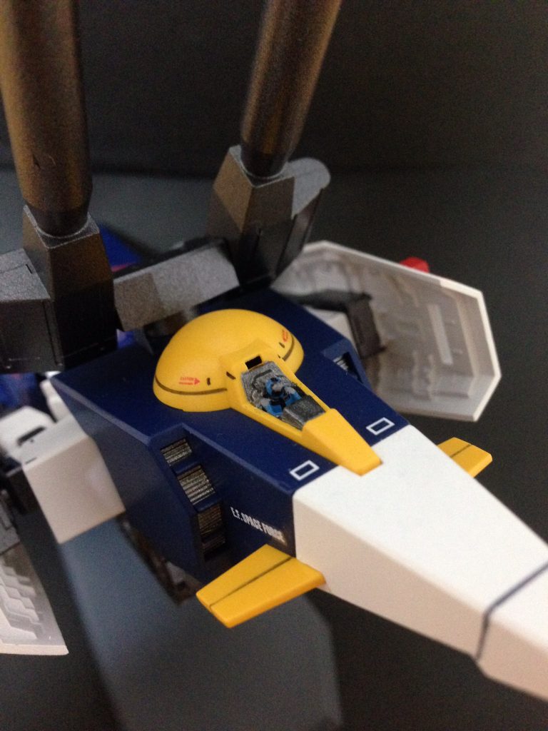 キャノピーをはずすと、スレッガー中尉が乗ってます。ここのみ手を加えてます。