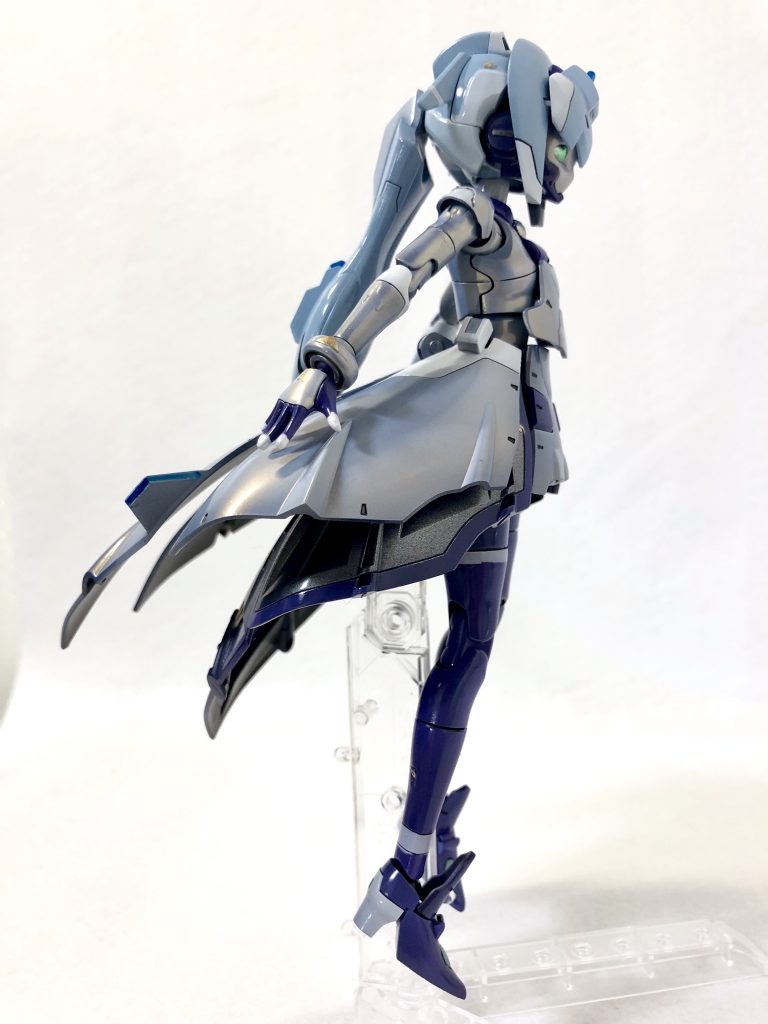 側面。ダイバーサラとの違い、胸部の装甲が付いてます。