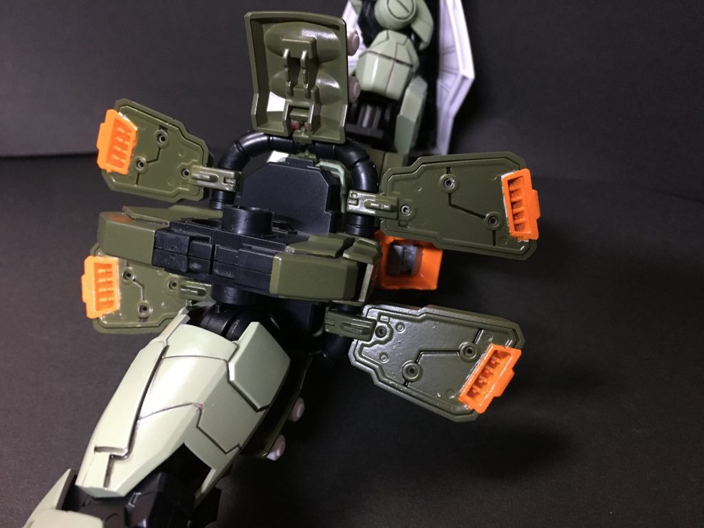 1番頑張った!と言いたいところ
フロント、リアスカートのオレンジ部分は筆塗りで
それ以外の濃緑色はスプレーで塗装しました
まじまじと見られると荒いのですが、ぱっと見はよく塗れていると思います!