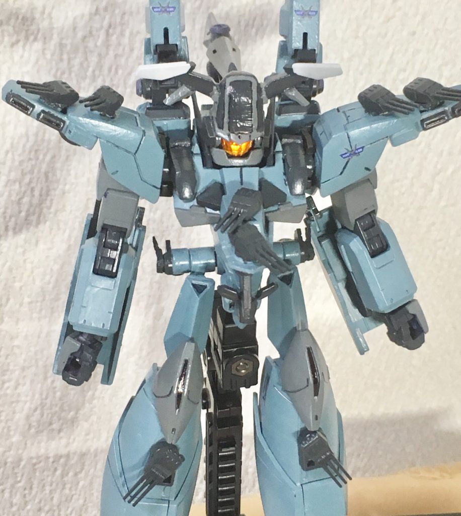 砲塔の受けの部分だけをヤマトから切り離してドーナツ状の別パーツとする事で、砲塔が旋回できるようにしてます。腰の副砲は変形の兼ね合いで旋回しない固定式です。