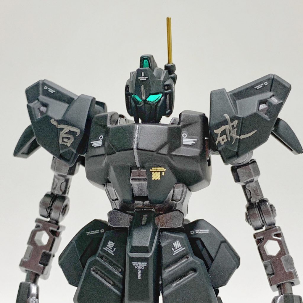 ◇頭部アンテナを切り落とし、真鍮線（1mm）に置き換え◇素体のひさしを切削して、メインカメラ（ツインアイ）の露出面積を拡大◇両肩の「百」「破」の文字は、面相筆で手書き