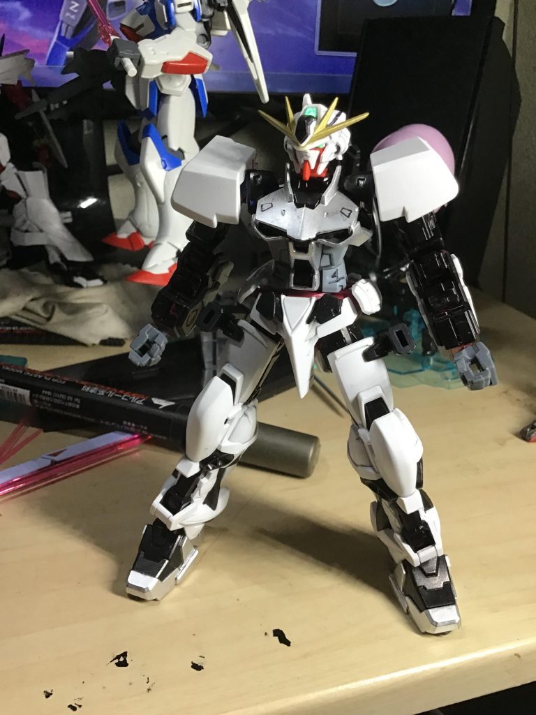 本体。ブレードアンテナは武装取り用に買っていたF91Ⅱから流用。手首は、バスターライフルをよりキッチリ保持できるよう、HGAWのエアマスターから流用。塗装は全てガンダムマーカーで。