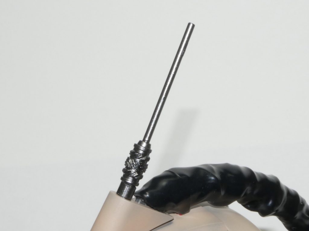 アンテナも安っぽいデザインでしたので、1.5mmの真鍮棒で置き換え。スピンサートとUバーニアフラットを使ってディテールアップしています。棒にパーツ通して瞬着で固定するだけなんですが結構お気に入り。