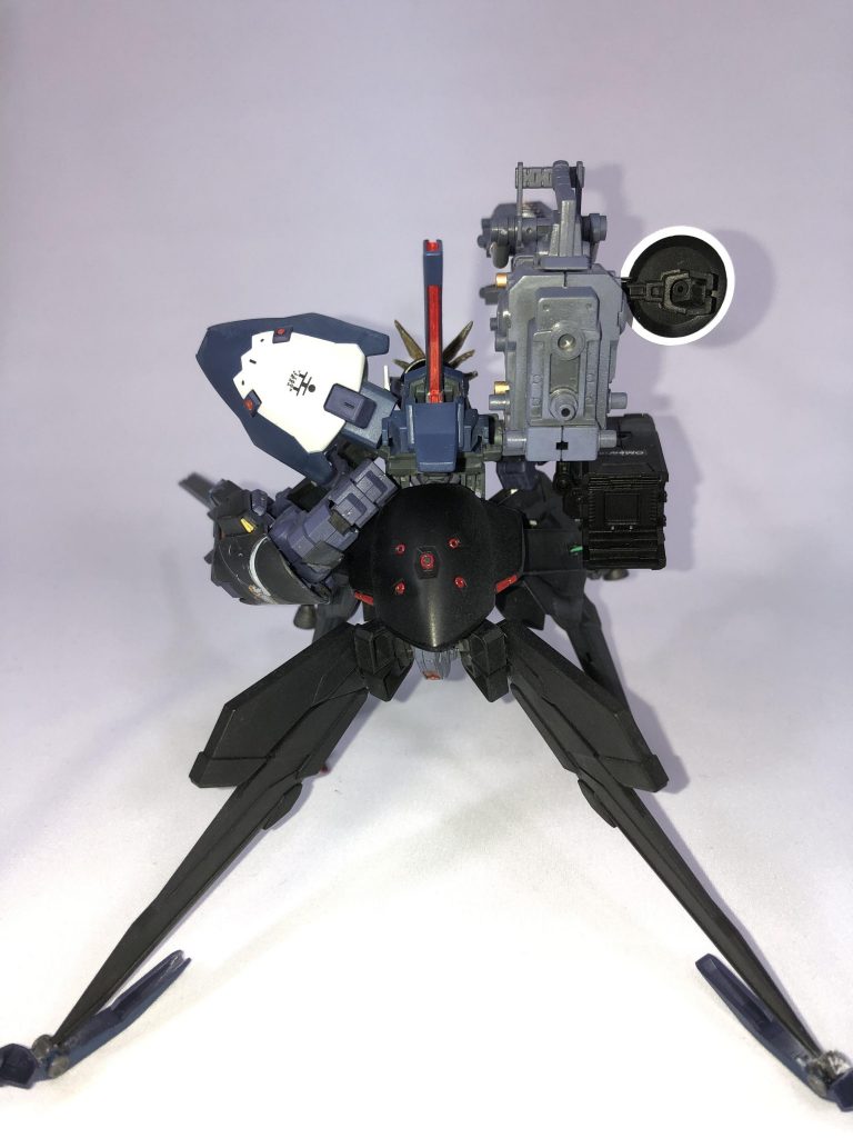 後ろから
多脚なので蜘蛛っぽさをと思い赤と黒で塗装していますが、スプレー塗装と赤のガンダムマーカーの相性が悪かったのか、なかなか上手く塗装出来ず苦戦しました…
