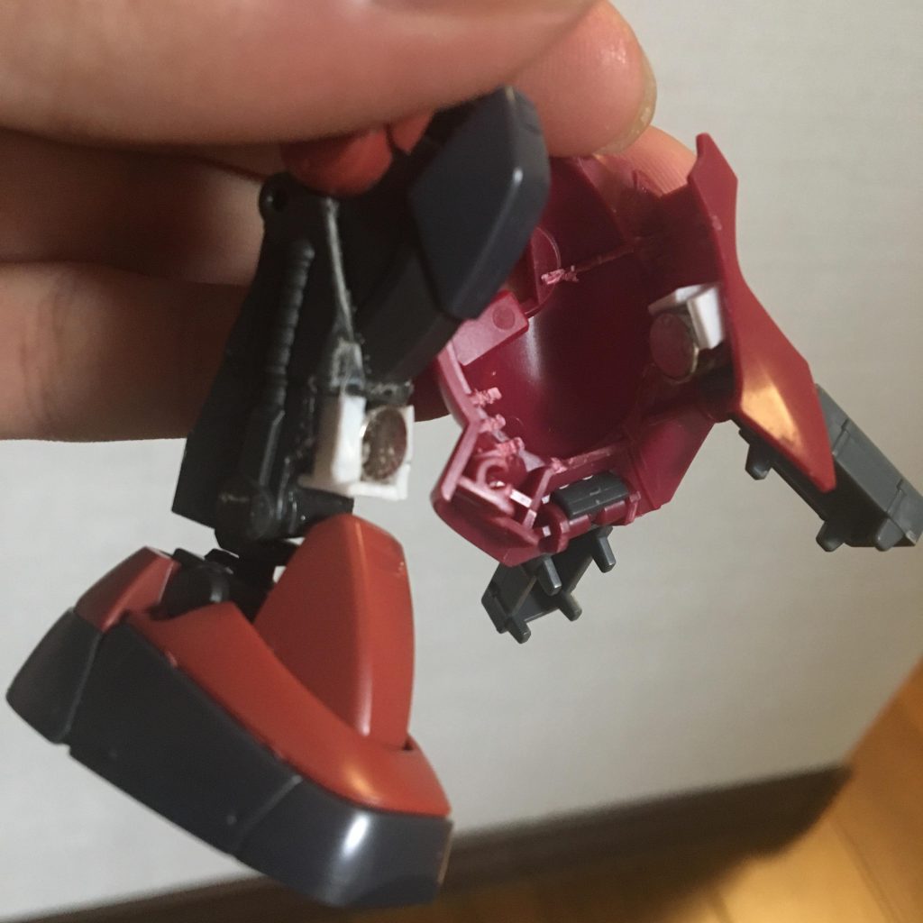足はオリジンのフレームを干渉しないよう削り込み、プラ板で100均のネオジムを固定。3パーツ構成のザクアメの皮のうち2つを接着し、ネオジムで固定したところに最後のアーマーをはめ込む方式にしました。

皮と足の関節が干渉するので皮側をニッパーとヤスリで調整しました。