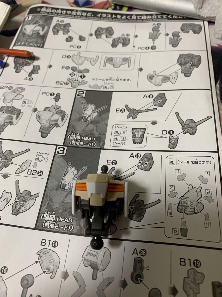 鉄血のプラモは組むの初めてで、フレーム剥き出しなのが不思議な感じでした。