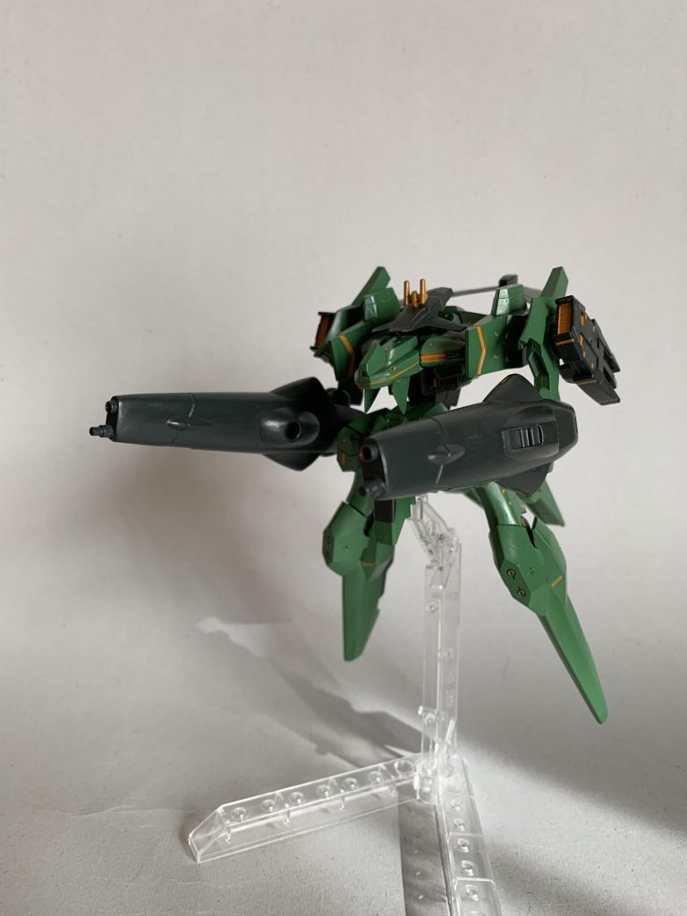 ○斥力場フィールド 
小型化した重力制御機関(LEVと同サイズ)から発生させる機体防御及び機体を浮遊させる為の力場。防御用斥力場フィールドを発生した状態では、レールガンやレーザービームですらフィールド境界面に沿って軌道が逸れる為、機体に物理的ダメージを与える事が出来ない。反面、防御用フィールド展開中は攻撃が出来ない上、エネルギー消費が非常に多く稼働時間の減少を招いてしまう為、常時展開する事は出来ない。
○荷電粒子砲 
マルドゥク最大の攻撃力を誇る粒子ビーム砲(これまたLEVと同サイズ)。最大射程距離10km、有効射程距離7kmで照射時間は10秒ほど、古操兵の魔導障壁を完全に突破して破壊しうる威力を誇る。 
反面、斥力場フィールド展開中はフィールドに阻まれて発射出来ず、発射反動が大きいため着地状態でしか使用出来ない。その上、チャージから発射までに60秒が必要、なおかつ発射後の機体制御の為のエネルギー再充填に300秒必要であり、その間はほぼ無防備な状態となる。
○大口径レールガン 
そのまま大口径のレールガン。弾は発射直後に幾つかの破片に分解されるキャニスター弾を採用しており、超高速の散弾として照射対象を木っ端微塵に粉砕する。
○自動迎撃システム 
斥力場フィールドの無い状態で敵性存在から機体を防護する為に全身に14門搭載されたエーテリックライフルと無人格AIによる自動照準装置の複合装備。