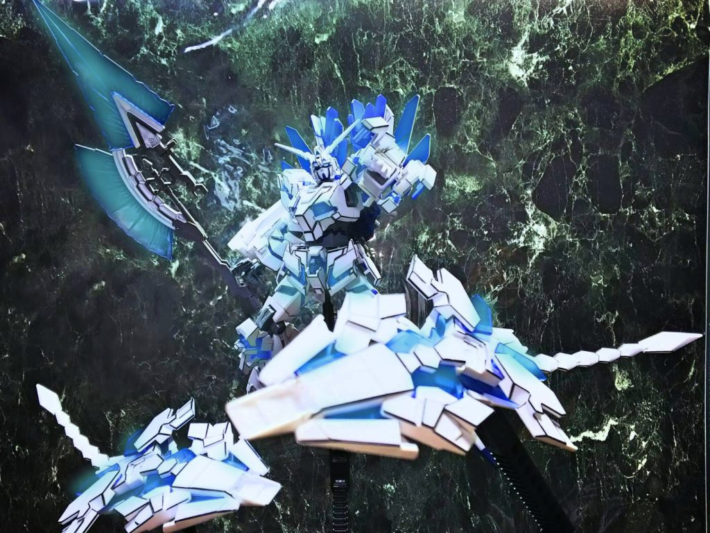 シンギュラリティ1こと、オリジナルのユニコーンを意識して、ブレードアンテナをホワイトで塗装しています。