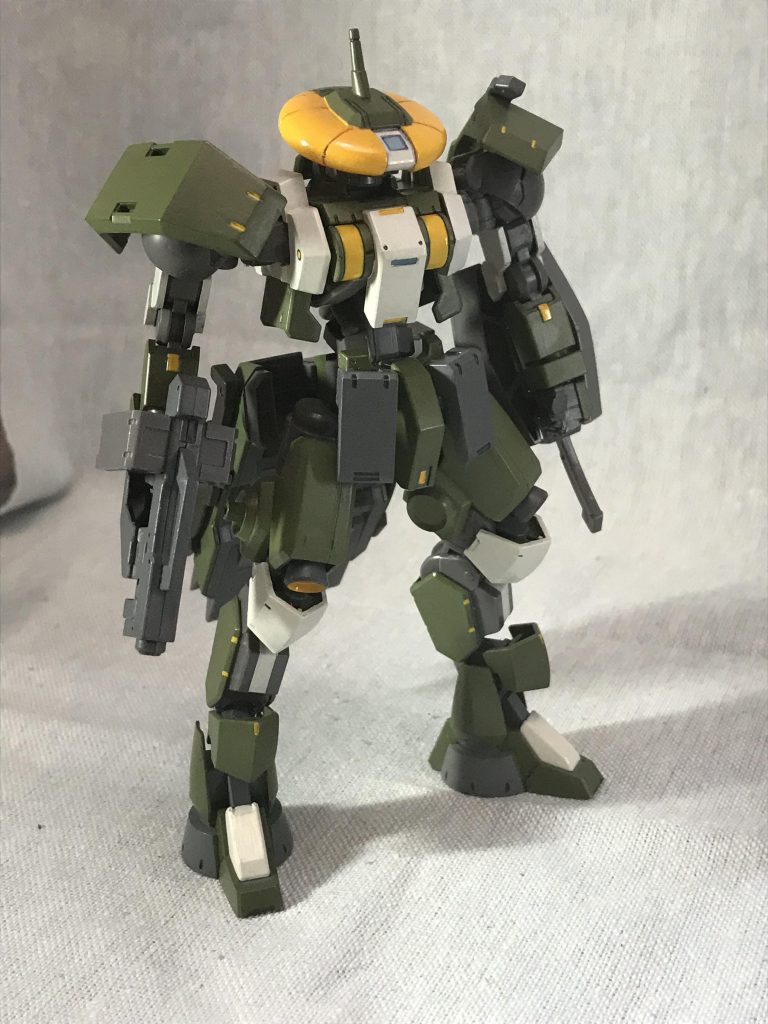 因みにグレイズフレームの肩アーマー取り付け基部にレギンレイズの肩アーマーをはめ込むとグレイズ側基部が白化して外れやすくなります。
取り付け軸が若干合わないっぽいですね。
肩フレームごと取っ替えして上腕取り付け軸移植したほう良かったかなー。

なんて、過去作見る度に色んな事思ってしまいます。

それではまた。