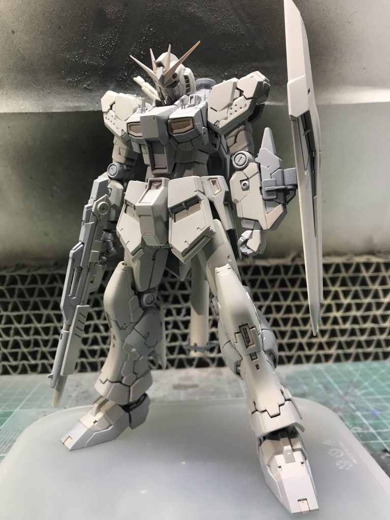 サフ状態。ホビージャパン10月号の作例を参考にエッジングと一部スジボリを追加。