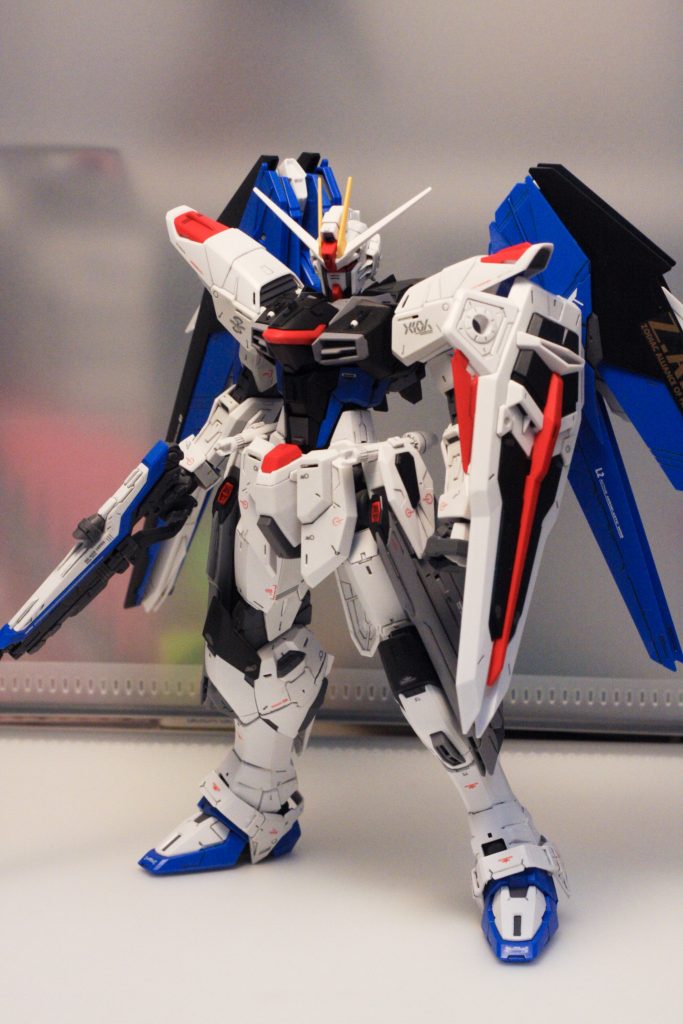 プロポーションは触らず。賛否両論あるアレンジですが、個人的にはカッコよくて好きです。
ホワイト部分は成型色のまま使った部分と、塗装した部分に分けて二色成型を表現しています。
それ以外の部分は全て塗装しています。