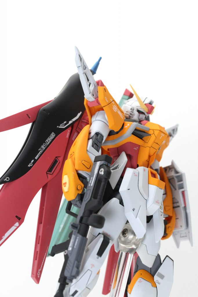 胸部と肩部にはスジボリ追加しました。
ディテールはメタルビルドを参考に、HGに落とし込みました。