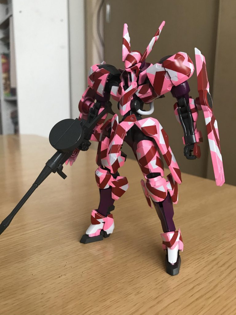 マスキングによる迷彩塗装を試そうと実験台になったグリムゲルデ。配色がヤバイことに…