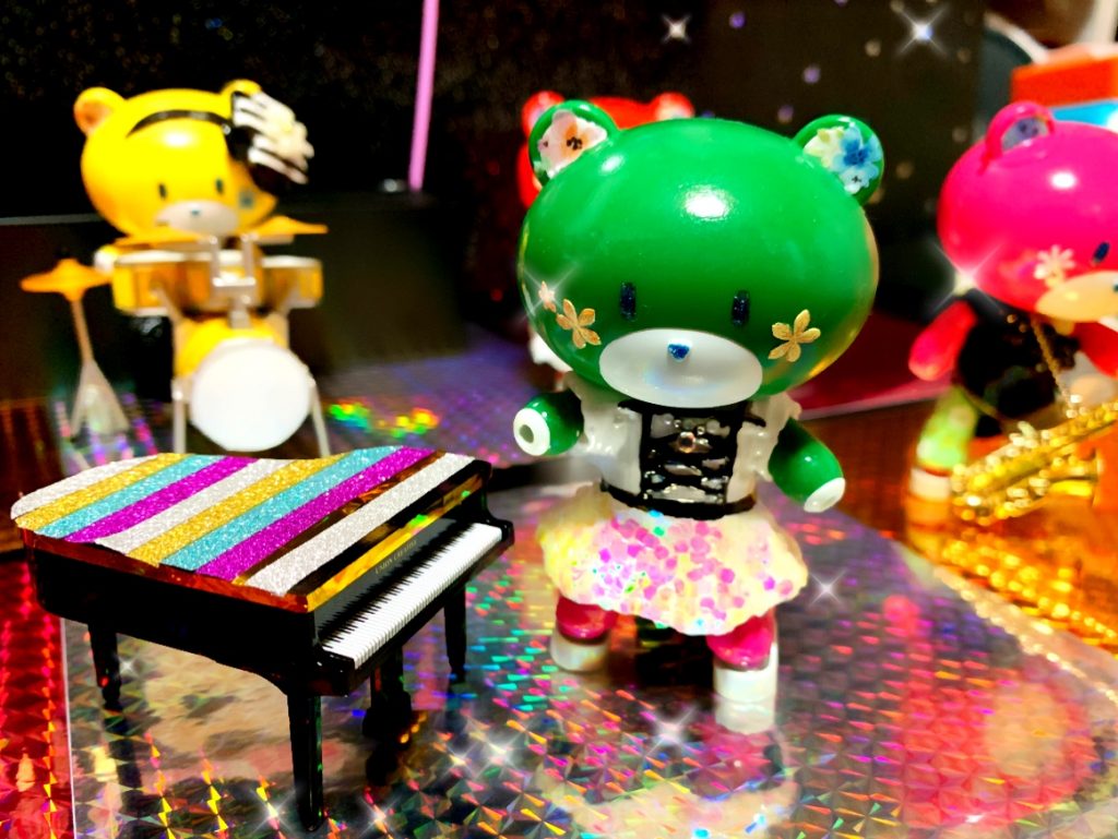 キーボード(ピアノ)の ストラトスグリーン
レッドと同じくホワイトワンピに、スカートはスパンコール風のラメラメで可愛く華やかになってます。