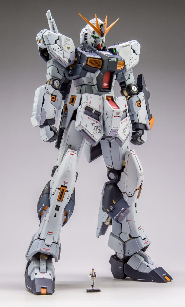 スケール感を表現するためにアムロ大尉も塗装しました。