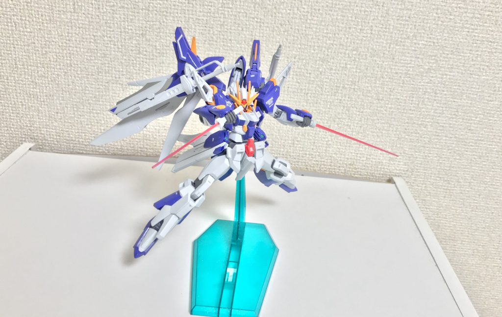 GNビームダガー/GNビームサーベル。腰裏に二基マウントされている標準的なビームサーベルであり、出力の可変によりダガーとしても運用が可能である。また、前世代機に足りなかった懐に飛び込まれた時、咄嗟の対応ができる武装であり、大型武装を失っても、ライフルとサーベルが残ってさえいれば戦えるという教訓が反映されている。